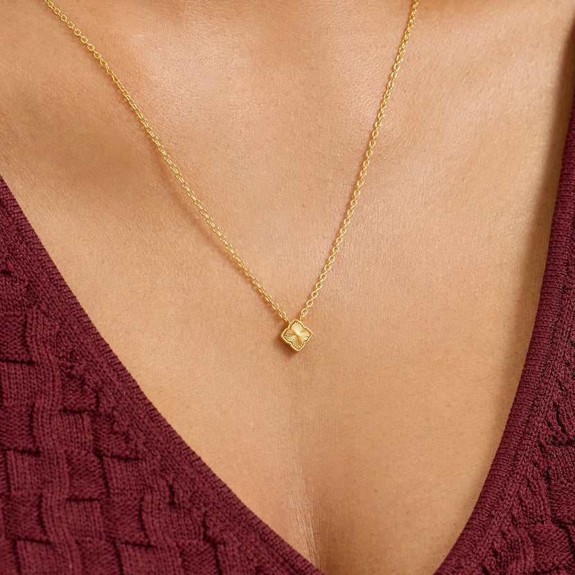 Fine Mini Fluted Clover Necklace (Gold)
