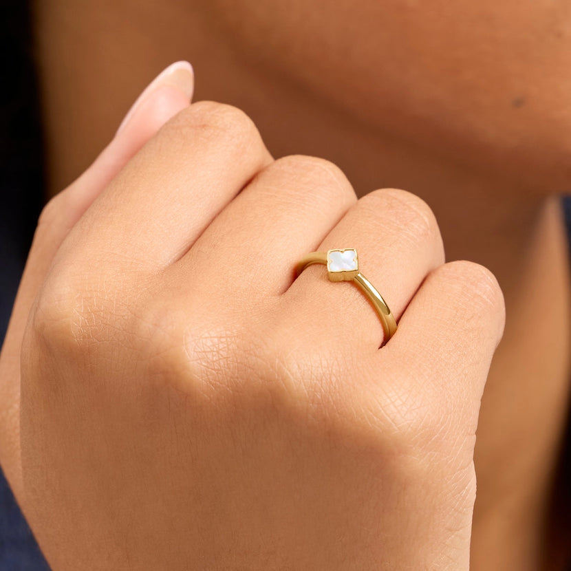 Fine Mini Pearl Clover Ring (Gold)